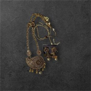 Elegant Gold Necklace and Earring Set